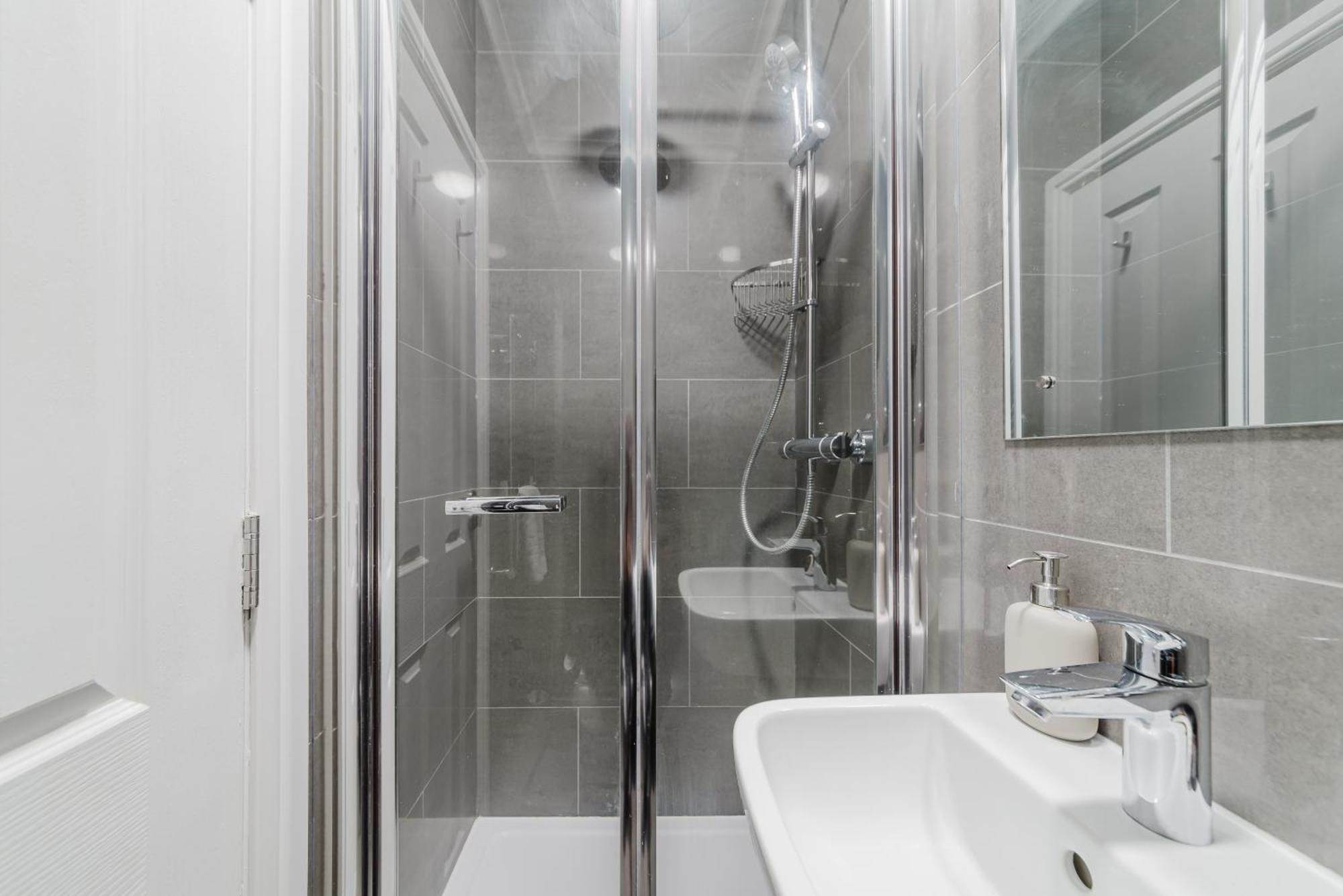 Modern Cosy Corner Flat 3 Bed And Loft Sleep 7 People Apartment ลอนดอน ภายนอก รูปภาพ