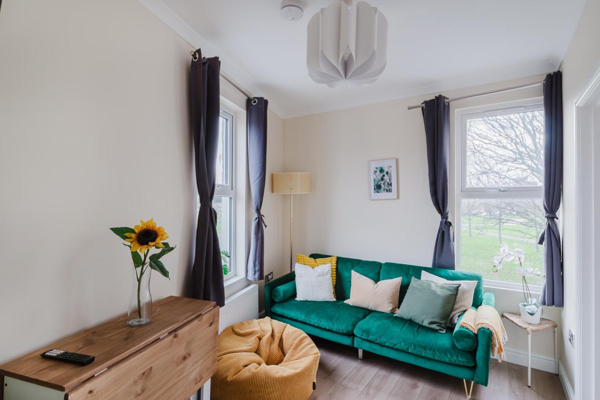 Modern Cosy Corner Flat 3 Bed And Loft Sleep 7 People Apartment ลอนดอน ภายนอก รูปภาพ