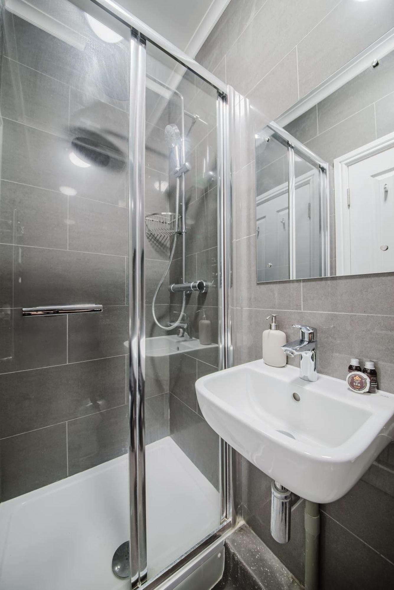 Modern Cosy Corner Flat 3 Bed And Loft Sleep 7 People Apartment ลอนดอน ภายนอก รูปภาพ
